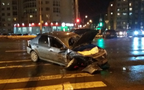В Терновке столкнулись Logan и Mazda, на месте работала "Скорая"