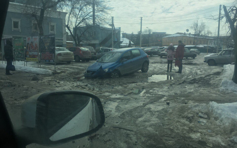 В Пензе на улице Суворова машина провалилась под асфальт