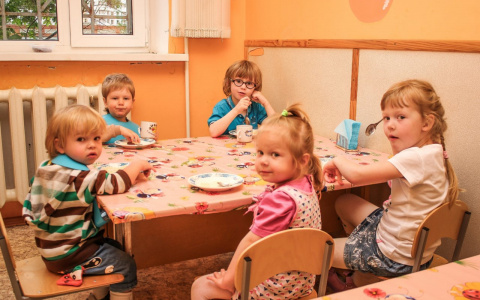 Пензячка пожаловалась на воспитательницу, курившую в спальне детсада