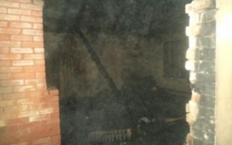 Полыхавшее здание на улице Ударной тушили 20 спасателей