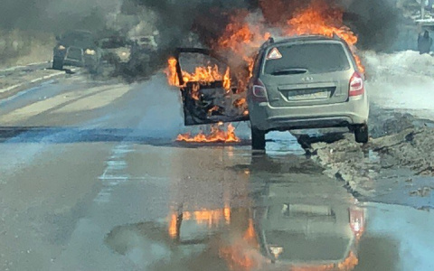 В Пензе на улице Пушанина загорелась "Лада"
