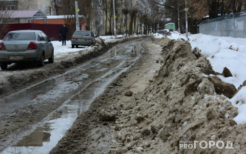 В Пензе рабочие откачивают воду с улиц