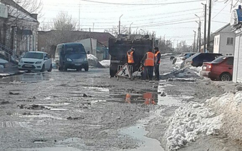 Жителя Сердобска возмутили ямы на дорогах, заделанные кирпичом вместо асфальта