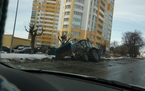 В районе Тамбовской заставы трактор провалился в яму на обочине