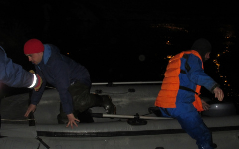 Пензенские спасатели помогли рыбаку, застрявшему на островке без лодки