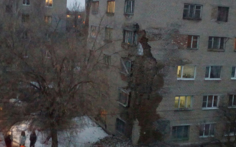 В Пензе обрушился угол аварийного общежития на Кулибина