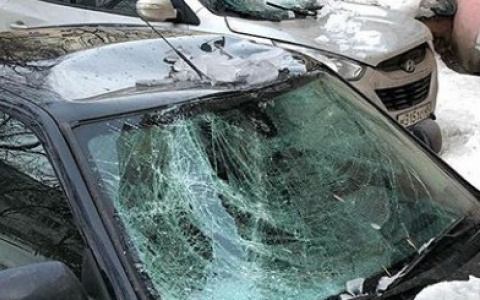 Машину пензенца на Володарского похоронила сошедшая глыба льда