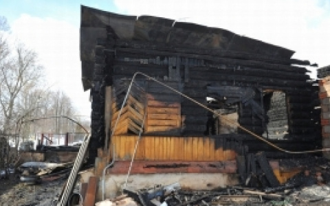 Сильный пожар уничтожил жилой дом в Иссинском районе