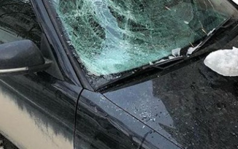 Боясь повредить машины, работники пензенской "управляйки" не сбрасывают снег с крыш