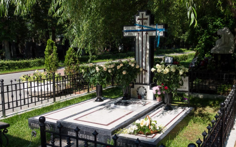 Как лучше обустроить могилу на кладбище: что следует знать родственникам усопшего