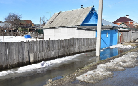 Пензенские пожарные откачивают воду из затопленного дома на улице Громова