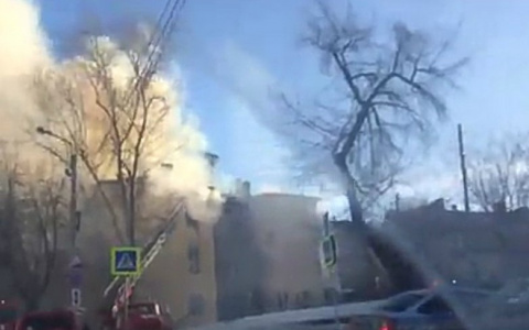 В Пензе горит расселенный дом на пересечении Володарского и Кураева