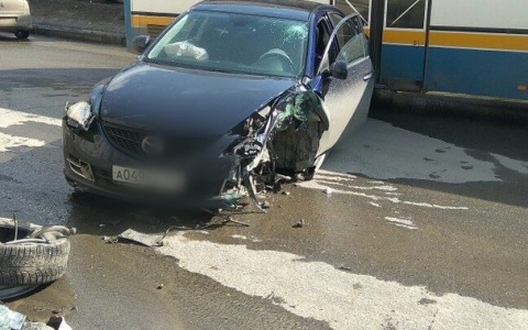 В Пензе на улице Лермонтова Mazda столкнулась с Volkswagen и въехала в столб