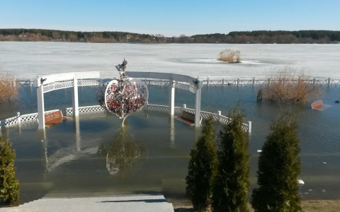 В селе Засечном беседки и набережная ушли под воду (фото)