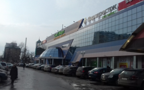 В Пензе торговый центр "САНиМАРТ" эвакуировали из-за брошенной сумки