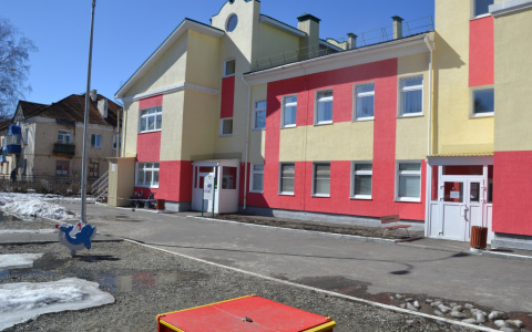 Прокуратура проверила детсад на Ударной, где ребенок сидел на сломанном стуле