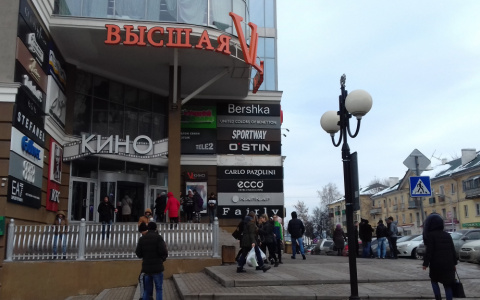 Девочка упала во время эвакуации и была спасена сотрудником "Высшей лиги"