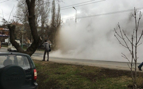 На улице Калинина забил гейзер прямо посреди дороги