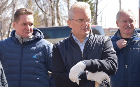 Мэр, губернатор и глава Пензы орудовали граблями в первый апрельский субботник