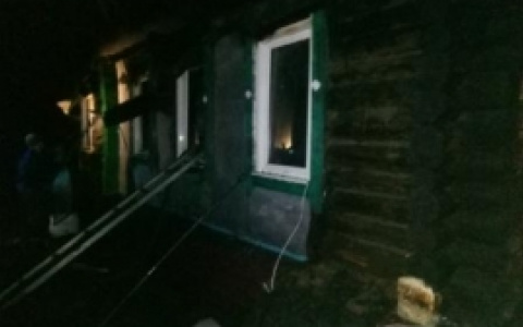 Ночью в Каменском районе пять человек тушили жилой дом