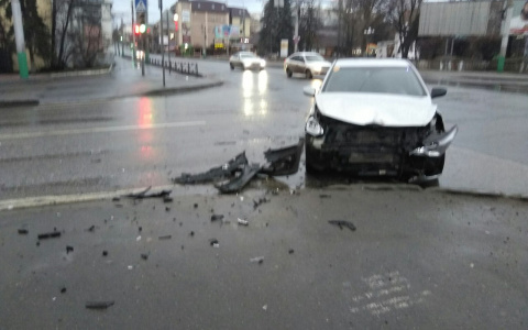 В центре Пензы столкнулись два автомобиля такси