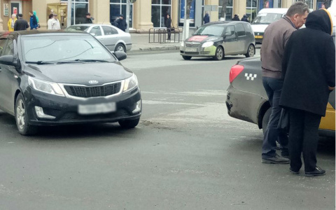 В Пензе напротив "ЦУМа" столкнулись такси и KIA