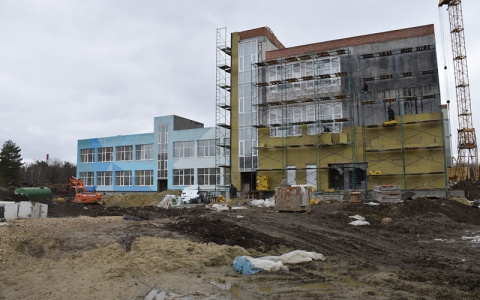 Виктор Кувайцев не оценил цвет фасада школы на Шуисте