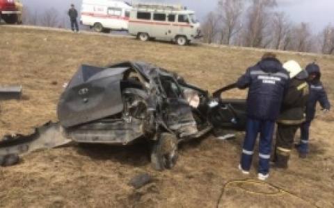 "Ладу Гранта" смяло в ДТП с тремя грузовиками в Кузнецком районе