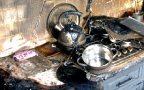 На улице Лобачевского 11 человек тушили загоревшуюся кухню (видео)