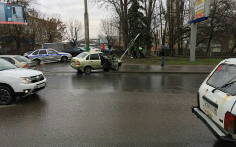 Сотрудники ДПС вытаскивали пензенца из покореженной машины (видео)