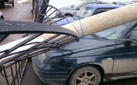 В Кузнецке столб рухнул на парковку у здания МРЭО ГИБДД