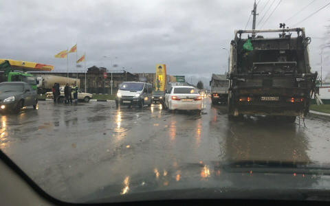 Появилось видео утренней аварии на Чаадаева, где пострадали две легковушки