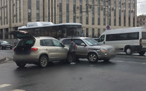 На улице Кирова столкнулись два кроссовера. Фото аварии.