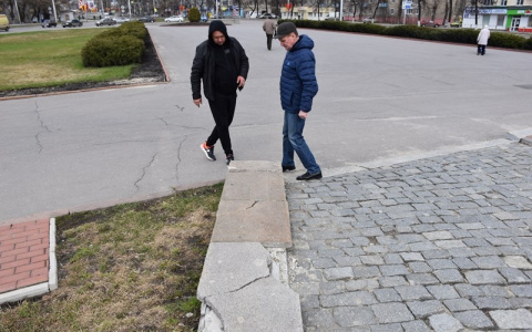 Мэр Пензы поручил заменить поврежденные гранитные плиты у памятника Победы