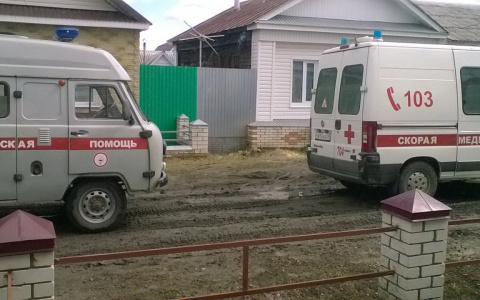 В Кузнецке две "Скорые" застряли на бездорожье по пути к бабушке
