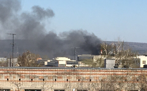 На Баумана загорелось промышленное здание (фото)