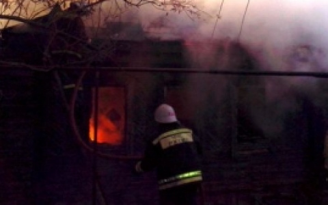 На проезде Бурмистрова сгорело два частных дома - видео