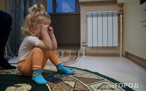 Жена сотрудника правоохранительных органов ударила 2-летнюю дочь в живот