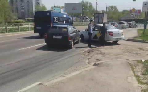 Читатель прислал видео аварии с участием такси на Окружной