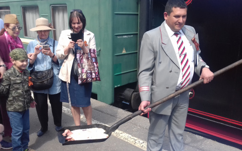 Экипаж ретро-поезда "Победа" угощал гостей яичницей с лопаты