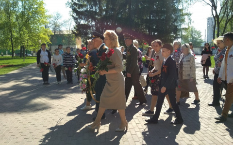 В Пензе школьники и их родители возложили цветы к памятнику "Проводы"