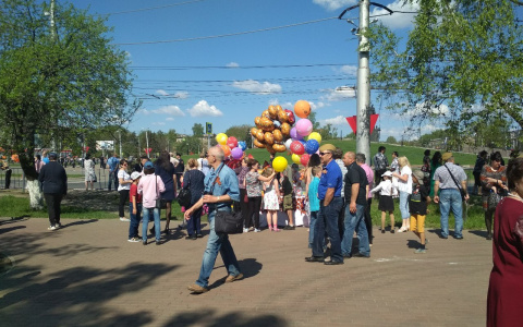 Пензенцы целыми семьями приходят в сквер "Журавли" у памятника Победы