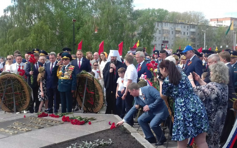 В Пензе прошла церемония возложения венков к Памятнику Победы