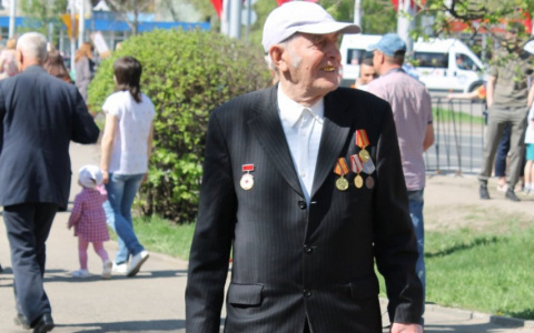 Танцы на Юбилейной площади, семейный 9 мая, школьники и ветераны - фоторепортаж