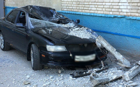 Припаркованную на Одесской Toyota смяла упавшая сверху бетонная плита