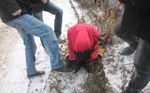 Два иссинца избили гирей старушку, которая не угостила их самогоном