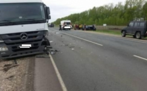 На трассе "Пенза-Тамбов" столкнулись фура Mercedes и"ВАЗ", пострадал человек