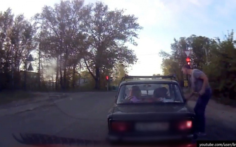 Пензенец отплатил мусорившим на дороге бутылкой в окно