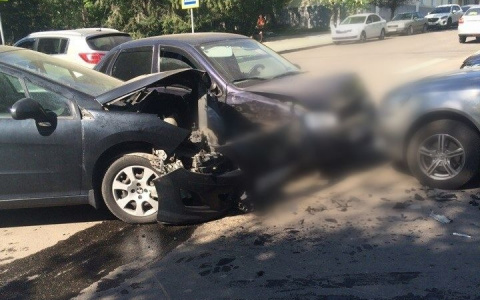 В тройном ДТП на Красной Peugeot разворотило бампер