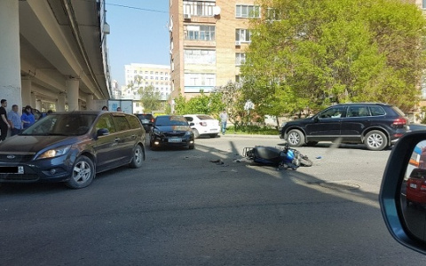 Автоледи на Toyota столкнулась с 18-летним мотоциклистом на Урицкого